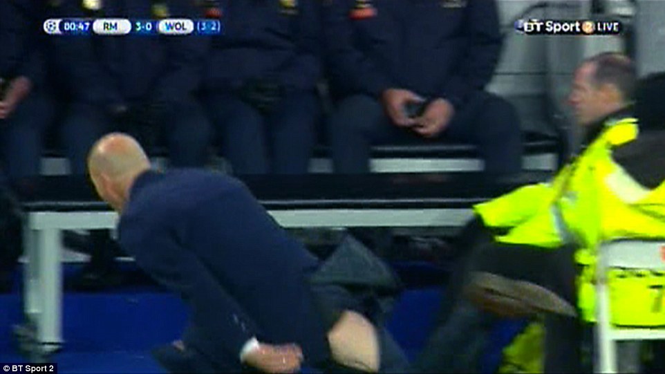 Zidane bị rách toạc quần vì Benzema hỏng ăn