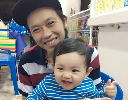 Con trai Khánh Thi toe toét 'selfie' cùng Hoài Linh