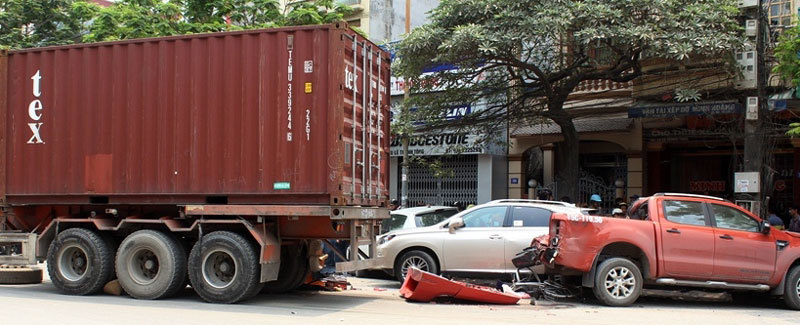 Xe container tuột rơ-moóc: 1 người chết, hàng loạt ô tô bẹp dúm