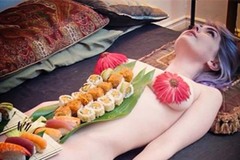 Tâm sự đẫm nước mắt của người mẫu sushi khỏa thân lương cao ngất