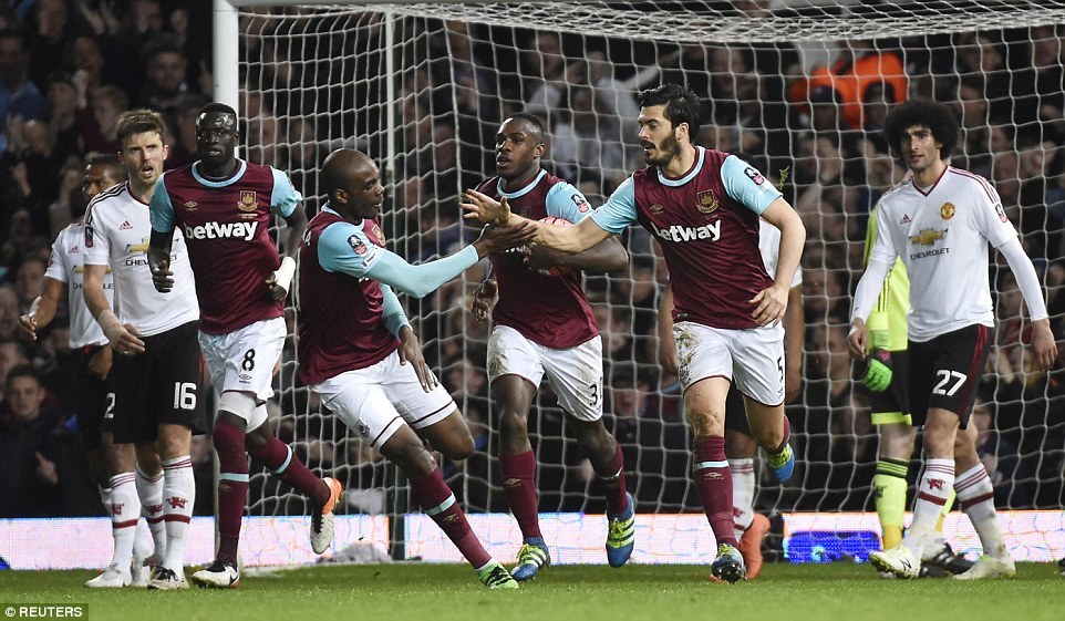 Tomkins đánh đầu rút ngắn tỷ số xuống 1-2 cho West Ham
