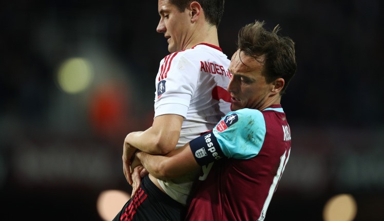 Phì cười với cảnh Herrera được sao West Ham bế ra khỏi sân