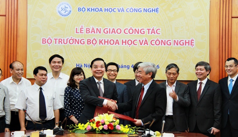 Bàn giao công tác cho tân Bộ trưởng KHCN