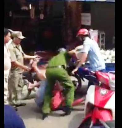 Công an phường ‘quật’ người bán hàng rong bất tỉnh giữa phố
