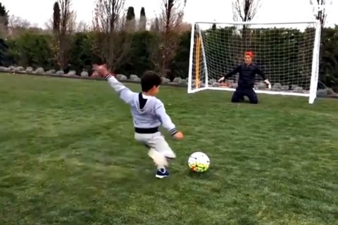 Quý tử nhà Ronaldo đá Panenka khiến bố chào thua