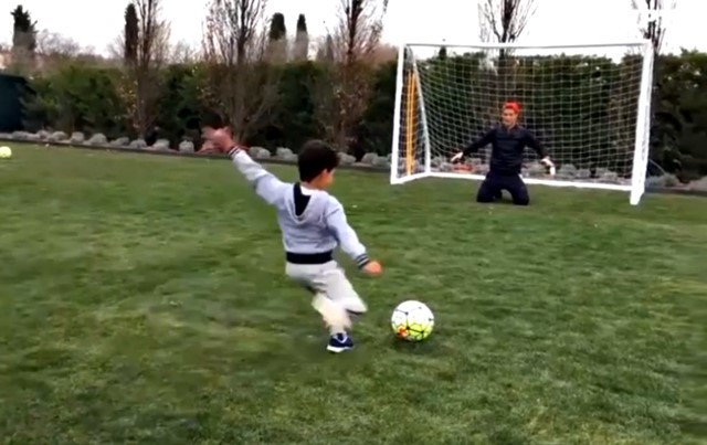 Quý tử nhà Ronaldo đá Panenka khiến bố chào thua