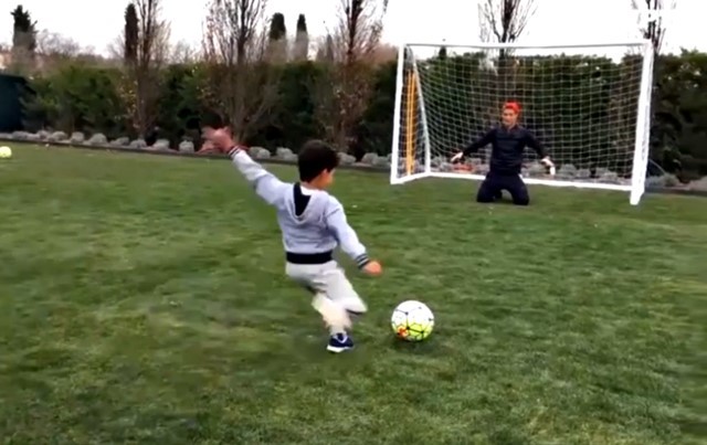 Con trai Ronaldo đá Panenka khiến bố chào thua