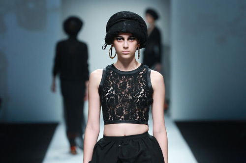 Mẫu nữ tuyệt đẹp với sắc đen huyền bí