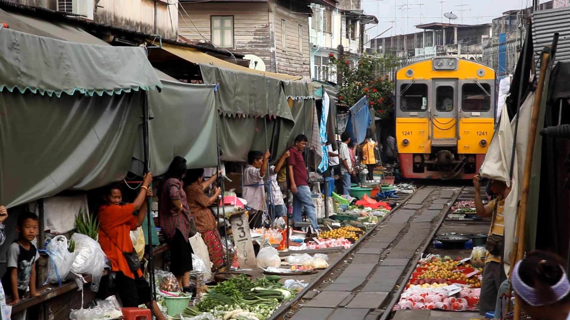 Hình ảnh khu chợ đặc biệt ngay trên đường tàu