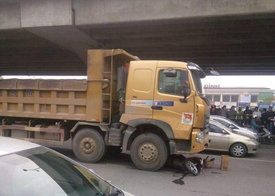 Cô gái bị cán tử vong trước cổng bến xe Mỹ Đình