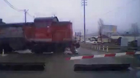 Đeo tai nghe băng qua đường sắt, cô gái trả giá đau đớn