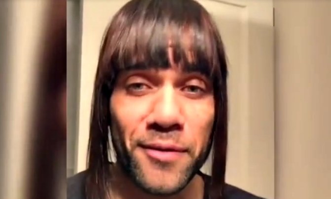 Dani Alves giả gái an ủi fan Barcelona