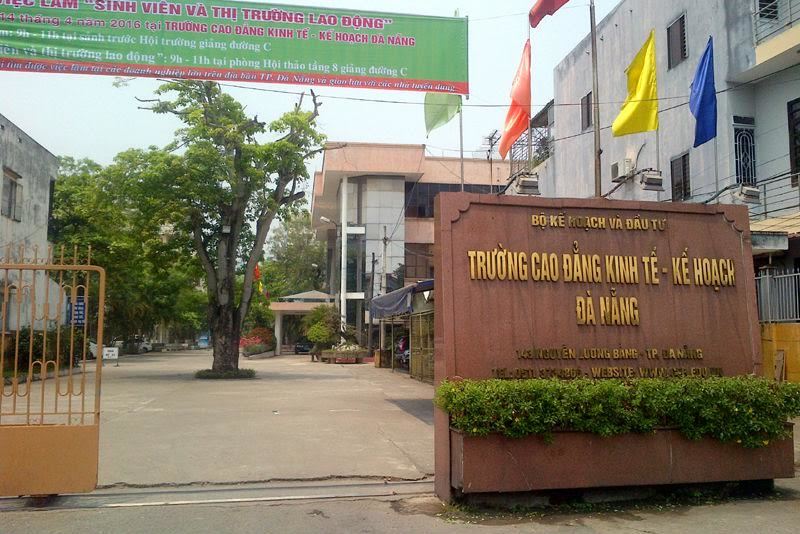 Hoãn trao bằng cho 12 sinh viên vì nghi án ‘mua điểm’