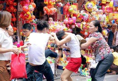 Vật vã đánh ghen dù mang bầu 8 tháng