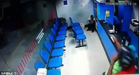 Cảnh sát đấu súng với cướp như phim hành động