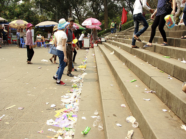 đền Hùng, biển người, rác ngổn ngang