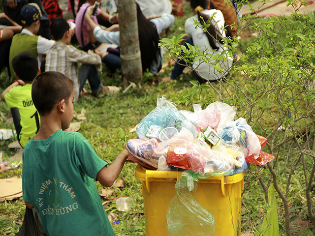 đền Hùng, biển người, rác ngổn ngang