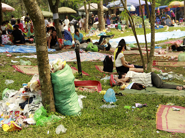 đền Hùng, biển người, rác ngổn ngang