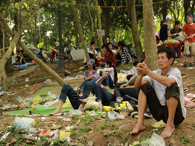 đền Hùng, biển người, rác ngổn ngang