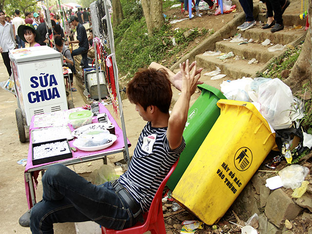 đền Hùng, biển người, rác ngổn ngang