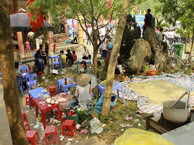 đền Hùng, biển người, rác ngổn ngang