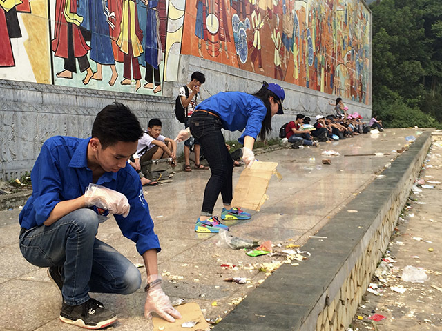 đền Hùng, biển người, rác ngổn ngang
