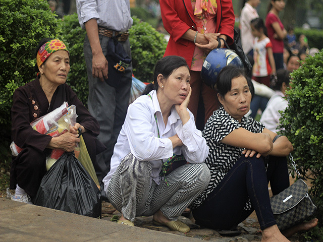 đền Hùng, biển người, rác ngổn ngang