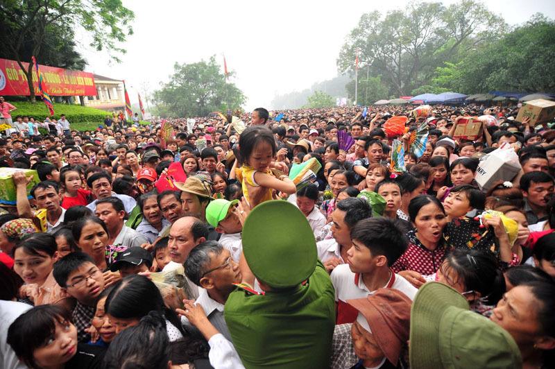đền Hùng, biển người, rác ngổn ngang