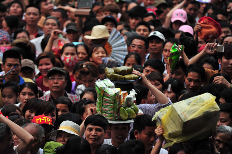 đền Hùng, biển người, rác ngổn ngang