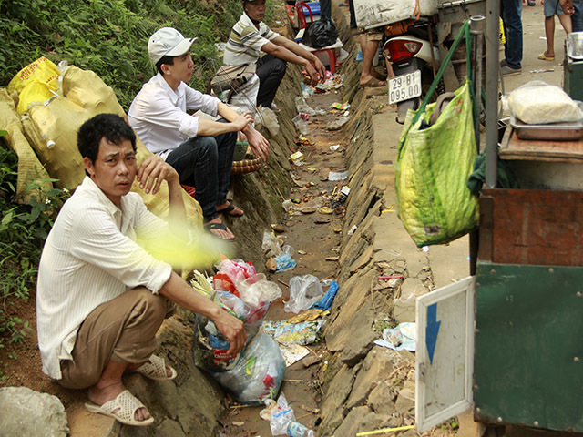 đền Hùng, biển người, rác ngổn ngang