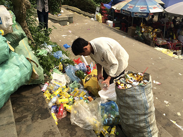 đền Hùng, biển người, rác ngổn ngang