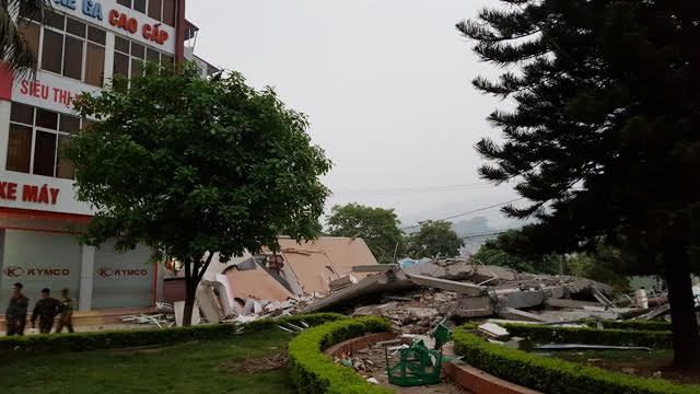 Sập nhà 5 tầng giữa phố, 3 người chết