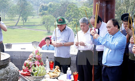 Thủ tướng viếng các anh hùng liệt sỹ ở Quảng Trị