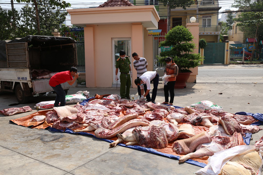 Bắt xe tải chở tấn thịt thối tuồn vào chợ công nhân