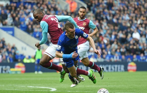 Vardy bị thẻ đỏ