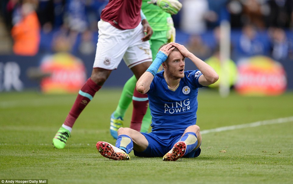 Vardy bị đuổi, Leicester hòa 