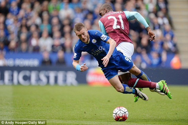 Vardy không ăn vạ, trọng tài trận Leicester... say thuốc!