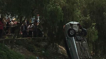 Taxi lao xuống hồ, 4 người chết thảm