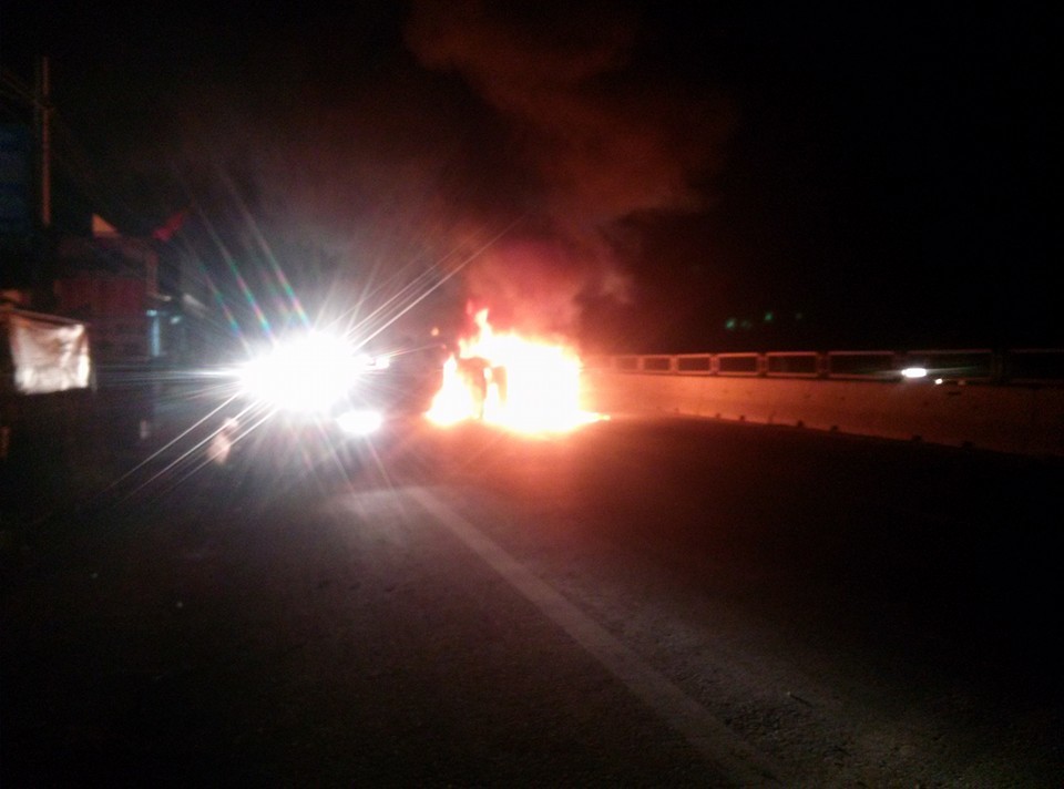 Đâm xe liên hoàn, xe tải bốc cháy dữ dội trong đêm