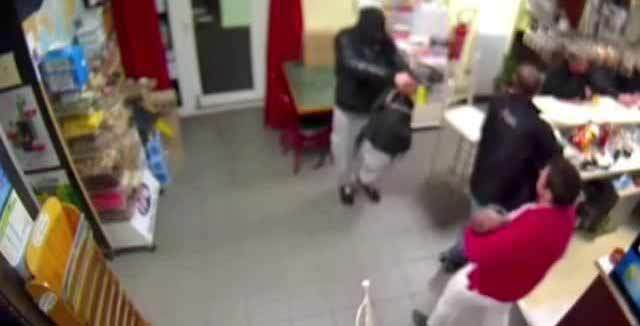 đánh nhau với cướp