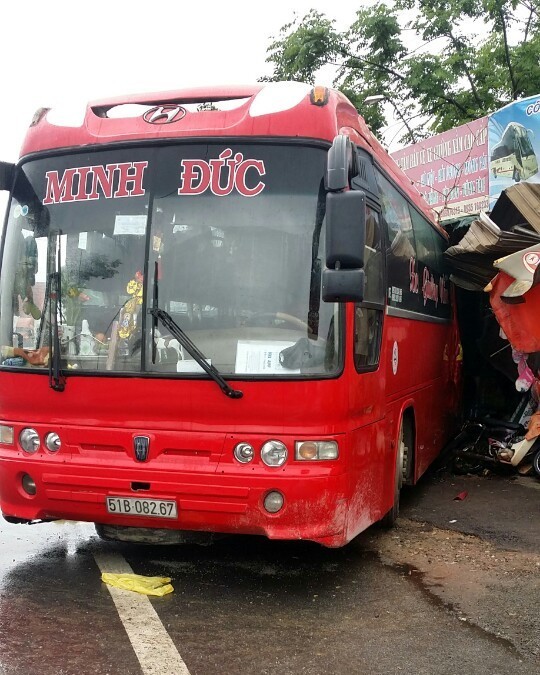 Xe khách xoay vòng lao vào nhà dân, hơn 30 người khiếp vía