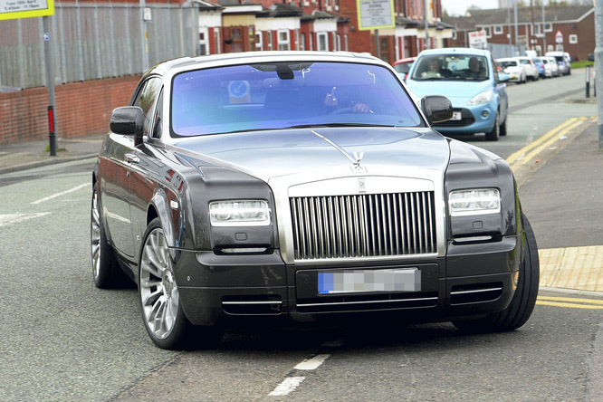 Yaya Toure chơi trội, mua 2 siêu xe Rolls Royce Phantom