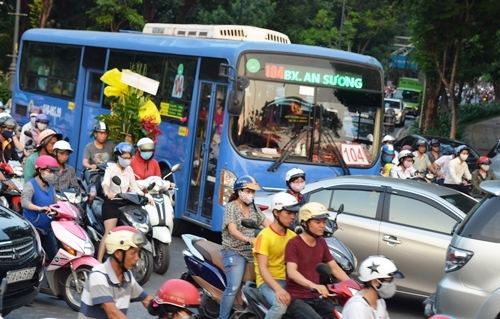 Sinh viên Sài Gòn phản ánh đi xe buýt bị trấn áp