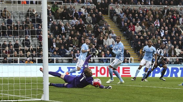 Newcastle phá hỏng ngày vui của Aguero