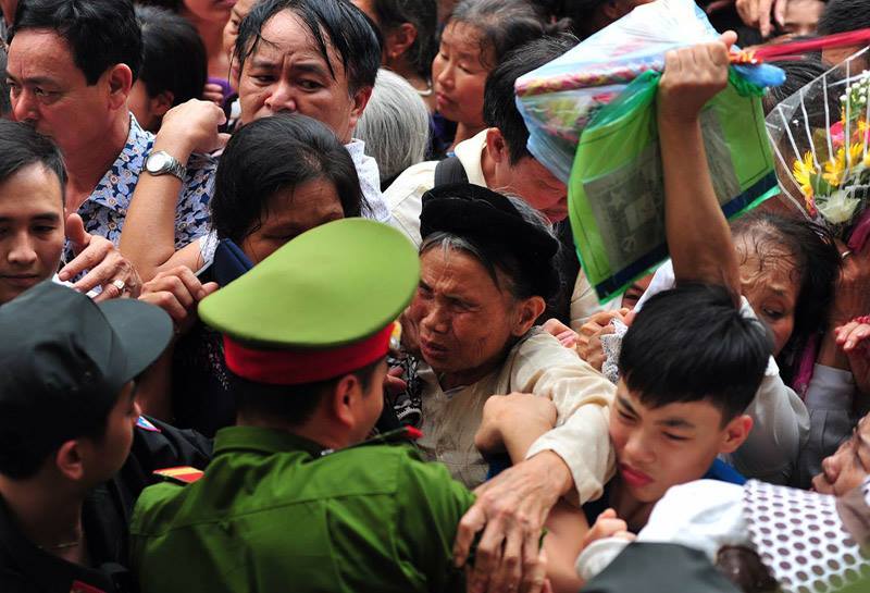 Sự thật đau lòng sau vụ ‘biển người' xông lên cúng tổ