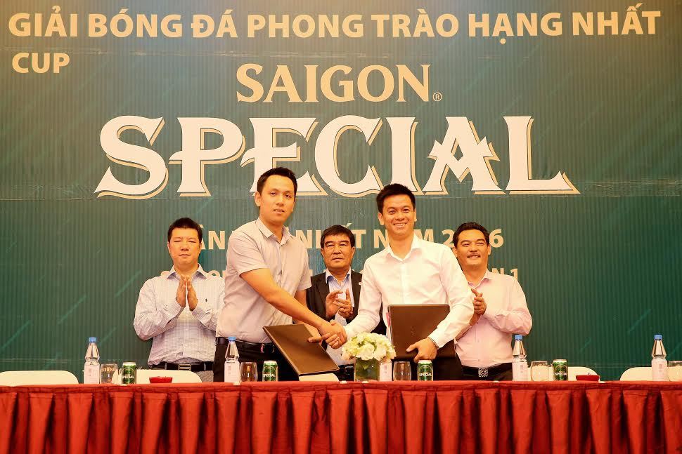 Văn Quyết giải sầu bằng bóng đá “phủi”