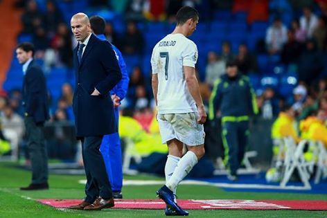 Zidane tái mặt: Ronaldo bị đau, tập tễnh rời sân