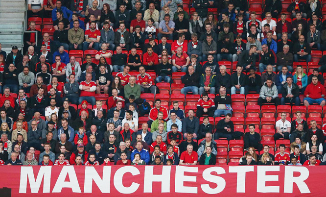 Old Trafford trống vắng: Van Gaal lạnh sống lưng