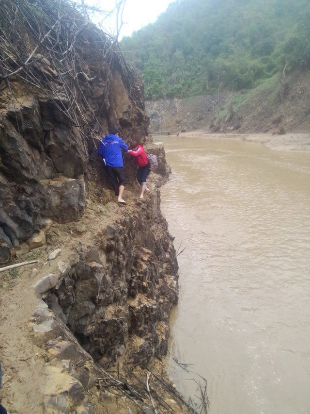 Hình ảnh giáo viên trèo đèo lội suối dạy học 