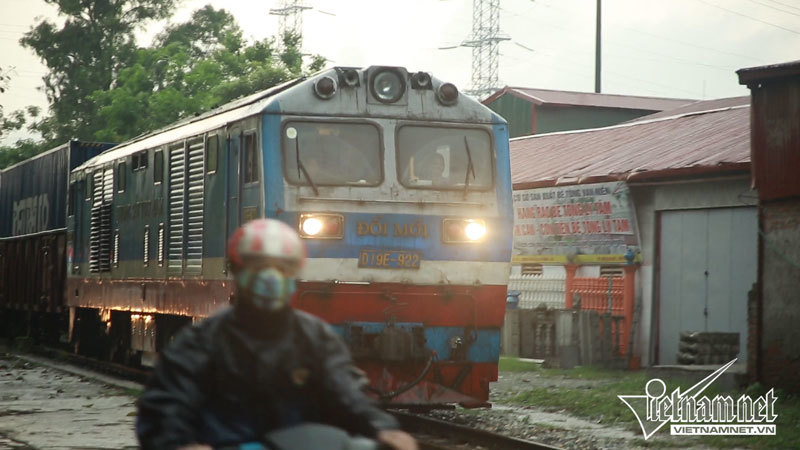 Tàu hỏa nhường xe máy